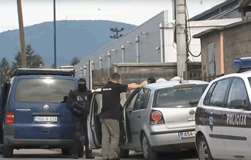 DETALJI KRVAVOG OBRAČUNA KOD BANJALUKE: Sekirom polupali inventar u kafiću i ŽRTVAMA NANELI POVREDE! 
